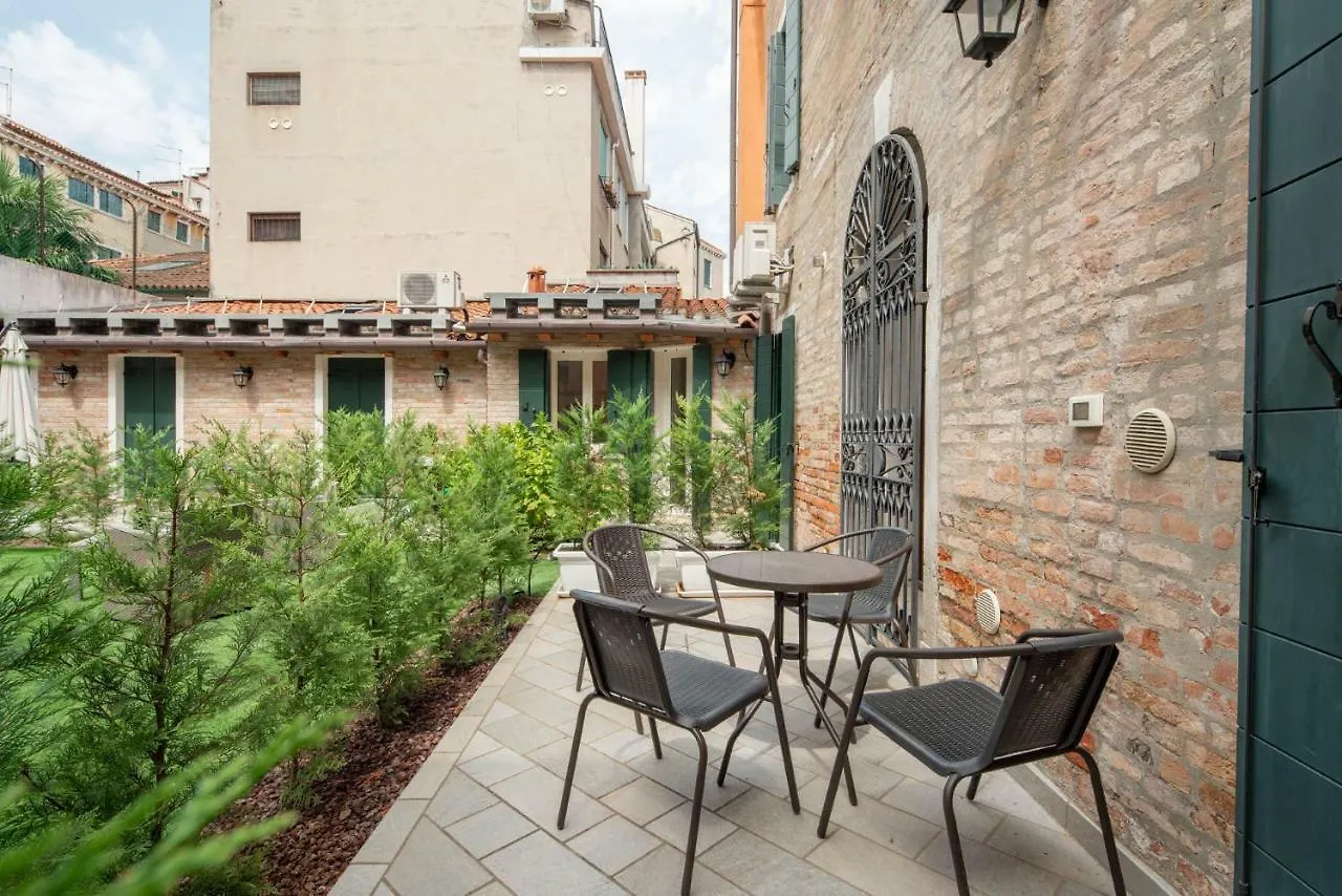 Corte dei Santi Venezia 0*,  Italia